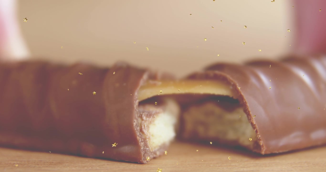 Tavoletta di cioccolato con ripieno al caramello e scritta 'Buon Natale' in sovrimpressione.