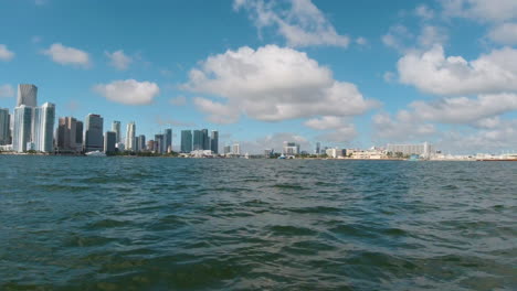 se acerca a miami en barco en florida.