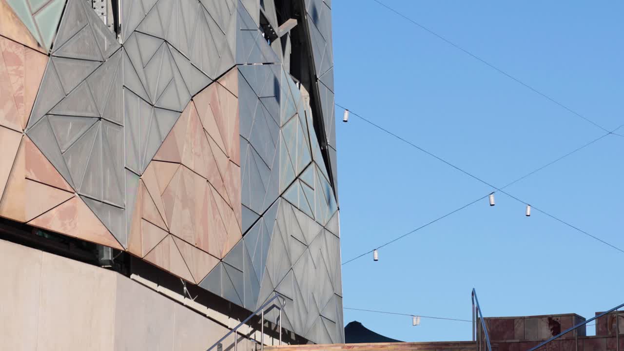 escaleras que conducen a un edificio moderno