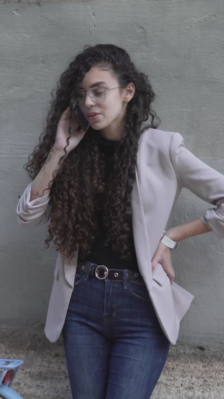 mujer joven hablando por teléfono al aire libre