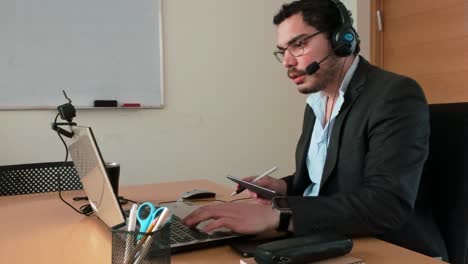 focused student: remote lecture note-taking