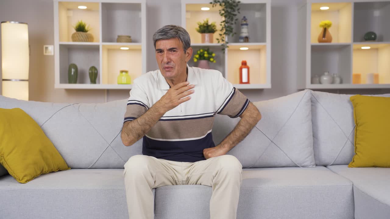 el anciano que huele mal olor está perturbado y disgustado.