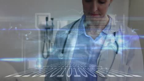 animación del procesamiento de datos sobre una doctora caucásica que usa una tableta