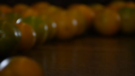 oranges on the conveyor belt bumping into each other