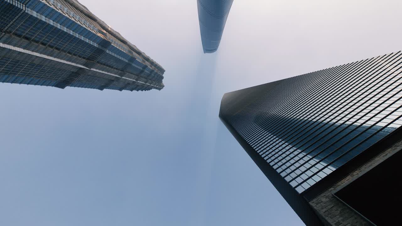 vista de ángulo bajo de los puntos de referencia de shanghai lujiazui con cielo azul en un día de aire contaminado pesado, disparo giratorio, imágenes loopables de 4k b roll, concepto de ciudad moderna.
