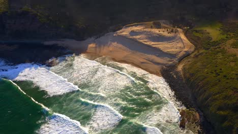 Ondulantes-Olas-Espumosas-En-La-Playa-De-Arena-Cerca-Del-Campamento-De-La-Era-Norte-En-El-Parque-Nacional-Real,-Sydney,-Nueva-Gales-Del-Sur,-Australia