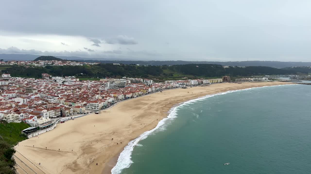 L'ampia costa di Nazaré con spiagge sabbiose e le onde dell'Atlantico