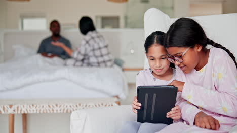 Mädchen,-Kinder,-Tablet-Und-Eltern-Streiten-Sich-Im-Schlafzimmer