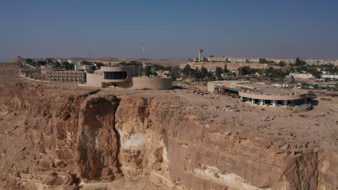 mitzpe ramon mitzperamon israel negev desiertos autopista zumbido muñequita en coche volador carreteras montañas arena medio este medio oriente jordán palestina cráter ramon edificios piedras piedra