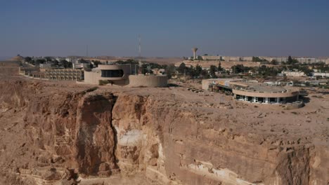 mitzpe ramon mitzperamon israele negev deserto autostrada drone dolly in macchina volante strada montagne sabbia medio oriente medio oriente giordania palestina cratere ramon edifici pietre pietra