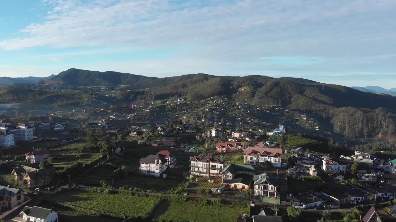 drone volando sobre el pintoresco pueblo de nuwara eliya en sri lanka