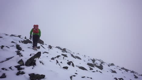 Person,-Die-Bei-Nebligem-Wetter-Den-Schneebedeckten-Berg-Hinaufwandert