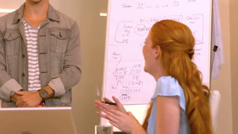 mujer de negocios aplaudiendo a su compañero de trabajo
