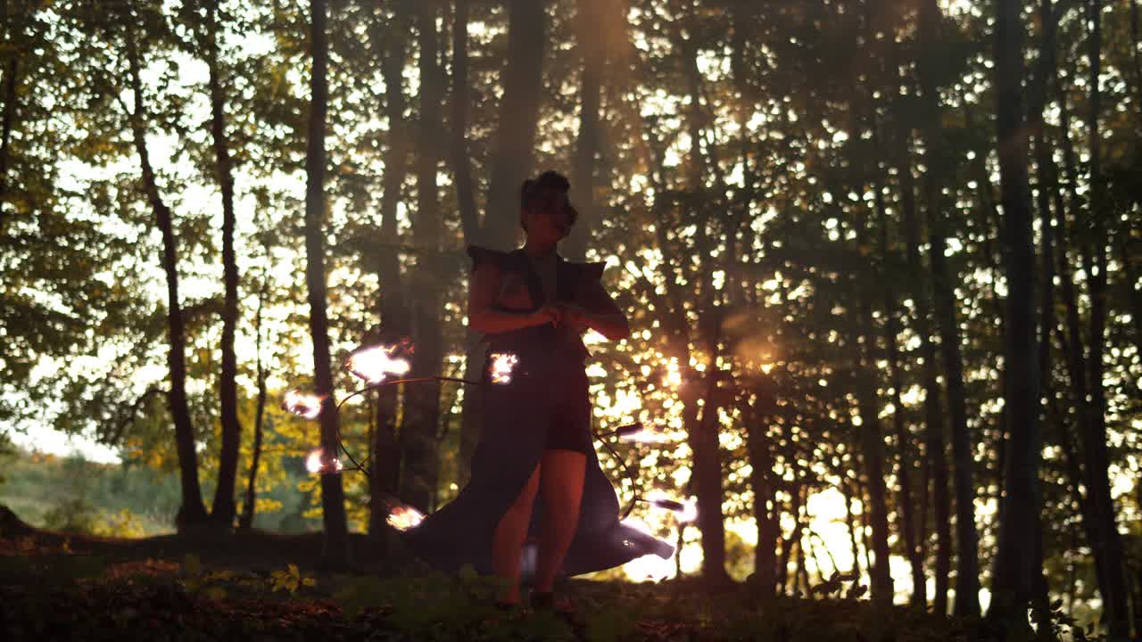 소방대원들의 원과 함께 회전하는 여성 예술가, 초 느린 동작