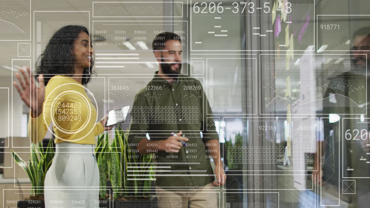 animación del procesamiento de datos financieros sobre diversos empresarios en la oficina.