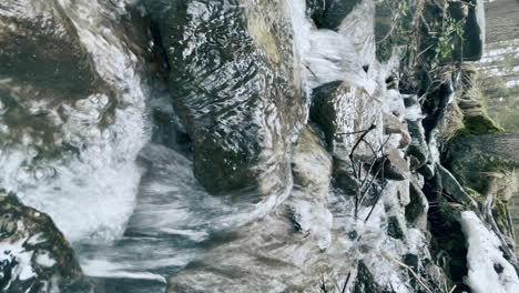 Bach-Auf-Steinlandschaftsmakro.-Nahaufnahme-Des-Flusswassers,-Das-In-Bergfelsen-Fließt