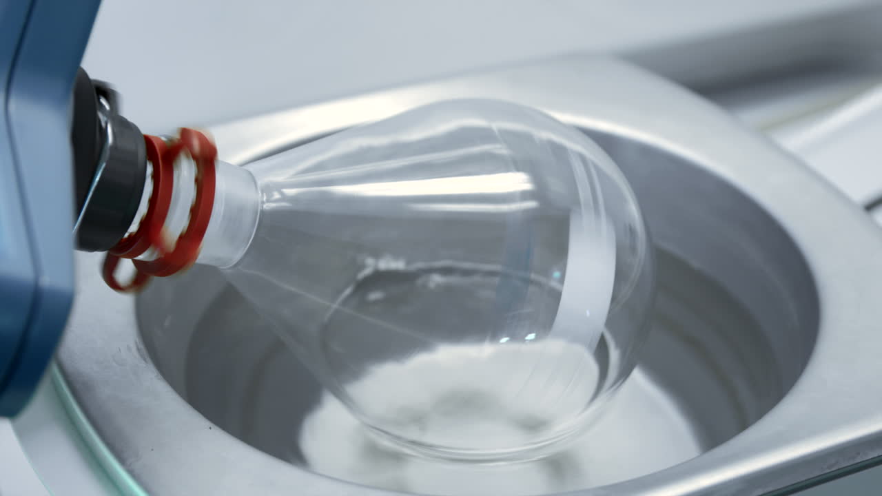 실험실 실험은 물 목욕에서 플라스크를 사용합니다.