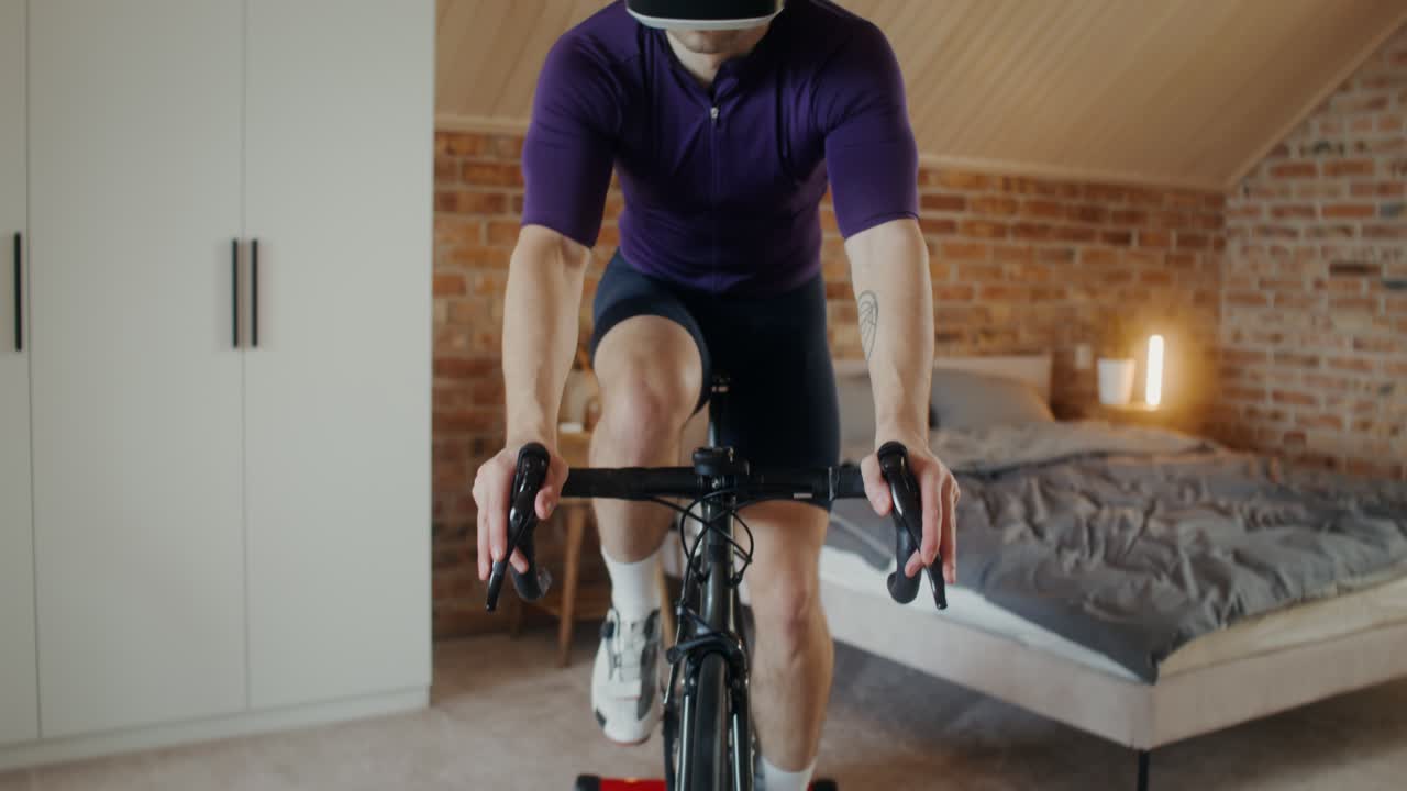 실내 자전거 운동을 위해 vr 헤드을 사용하는 사람