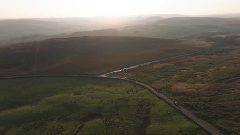 Coches-Conduciendo-Por-Una-Carretera-Rural-épica-Al-Atardecer,-Imágenes-De-Drones,-Verano