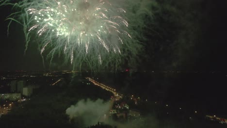 dentro de los fuegos artificiales en el cielo oscuro imágenes aéreas de drones
