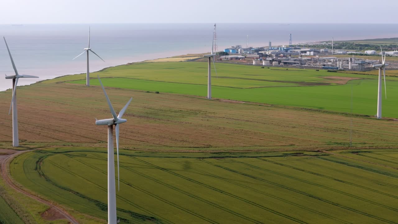 영국 북부의 풍력 공장에서 바람에 회전하는 풍력 터빈의 드론 항공 영상으로 재생 가능한 에너지 효율적인 풍력 발전을 보여줍니다.