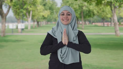 Mujer-Musulmana-Feliz-Haciendo-Namaste-En-El-Parque