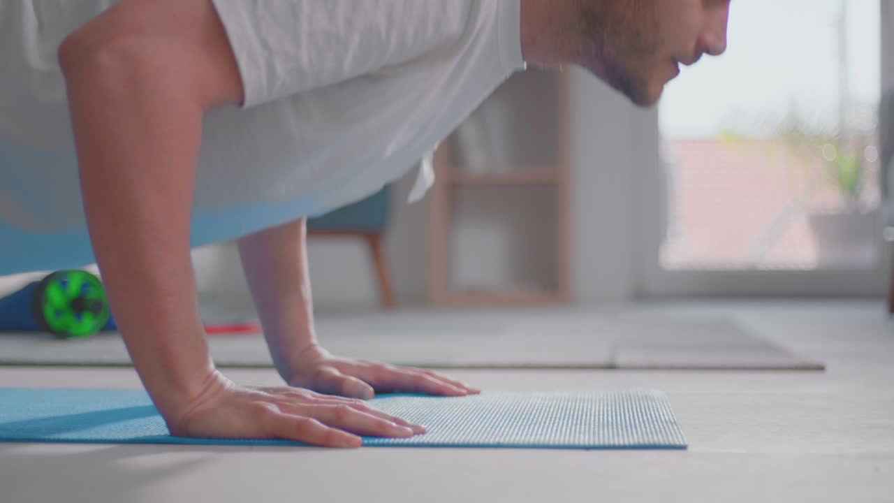 hombre haciendo ejercicios de empuje en el suelo