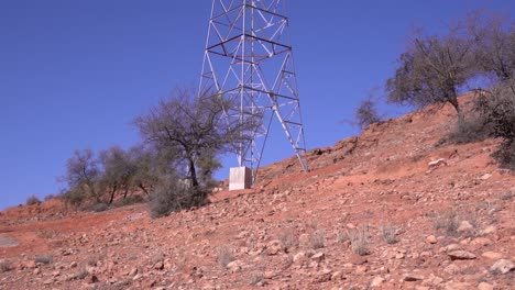 torre eléctrica de alto voltaje contra un cielo azul despejado, movimiento de la cámara de inclinación