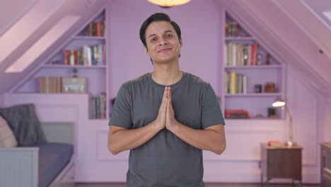 hombre indio feliz haciendo namaste y saludos