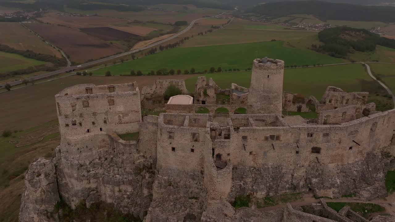Vista da drone dello storico Castello di Spiš e campi panoramici, Slovacchia