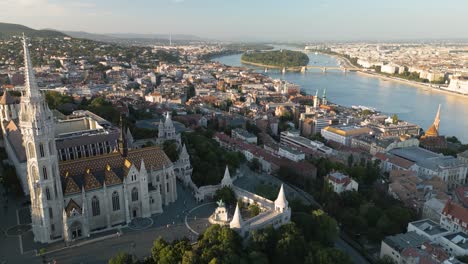 Toma-De-Drones-Hacia-Atrás-Muestra-La-Catedral-De-Matías-Y-El-Bastión-De-Los-Pescadores.