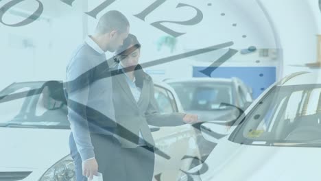 animación de reloj haciendo tic-tac pareja caucásica de pie junto a un coche y hablando