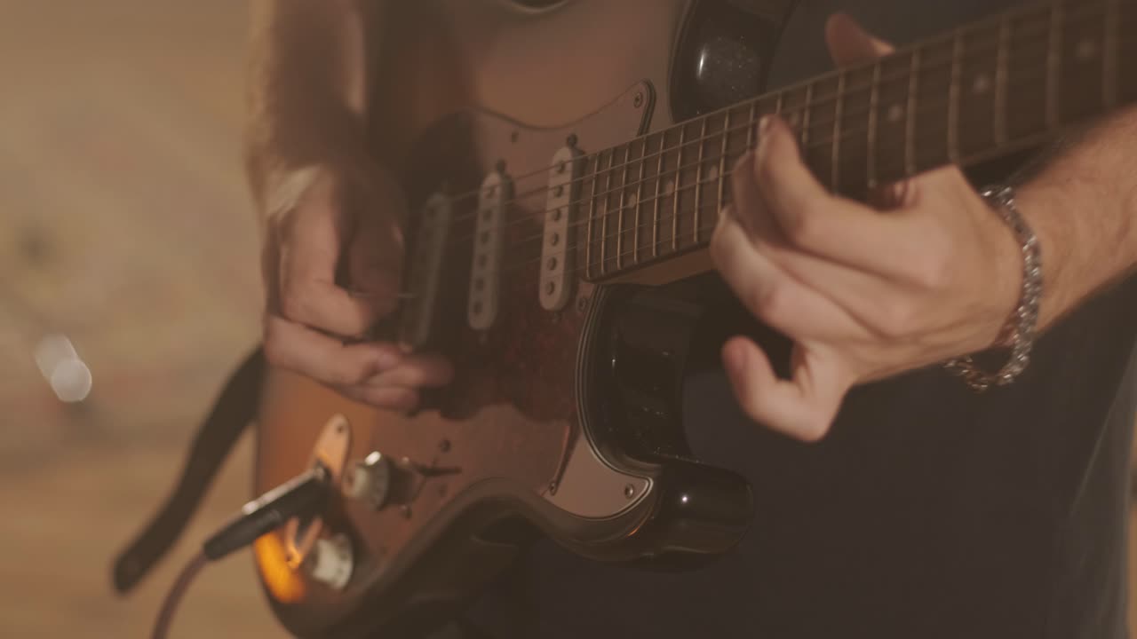 actuación en vivo de la banda con cantante, bajista, pianista, baterista y guitarrista