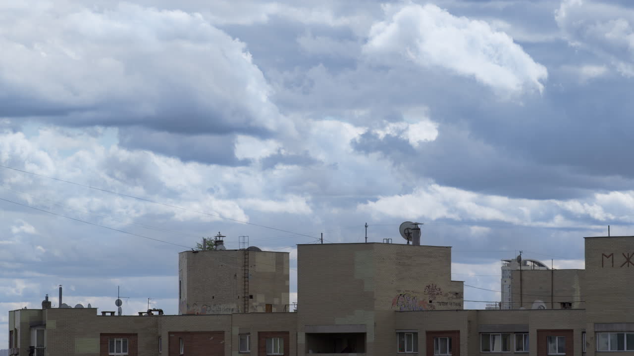 Nuvole che si addensano su un condominio, ripresa con drone. Tempo che cambia prima della pioggia.