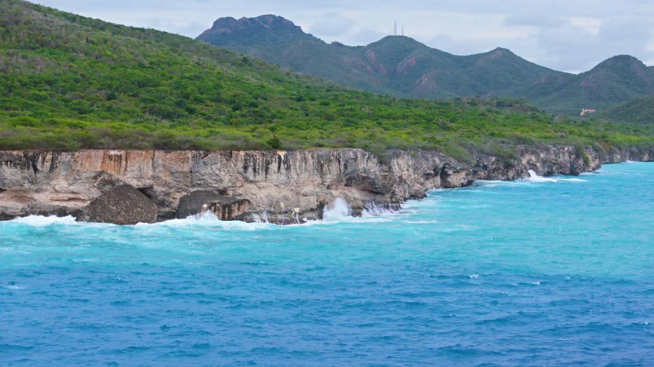 카리브해 바다 절벽의 텔레포토 공중 파랄락스 강한 폭풍의 파도에 부히는 바다 파도에 의해 타격