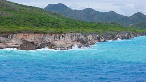 Paralaje-Aéreo-De-Teleobjetivo-De-Los-Acantilados-Del-Mar-Caribe-Azotados-Por-Las-Olas-Del-Océano-Rompiendo-En-Una-Fuerte-Tormenta