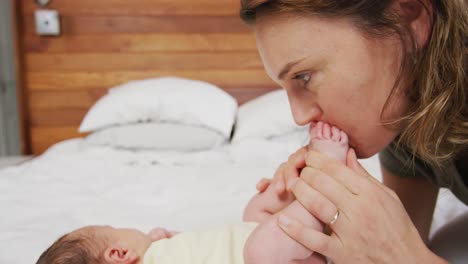 Vídeo-De-Una-Feliz-Madre-Caucásica-Besando-Los-Pies-De-Un-Bebé-Recién-Nacido