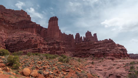 Lapso-De-Tiempo,-Nubes-Moviéndose-Sobre-Formaciones-Rocosas-De-Torres-De-Pescadores-Cerca-De-Moab,-Utah-Usa