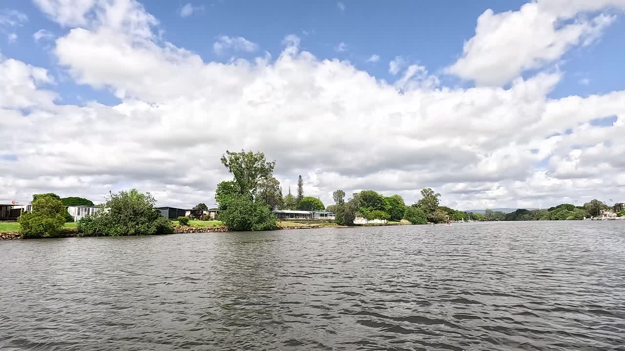 escena del río tranquilo con vegetación exuberante