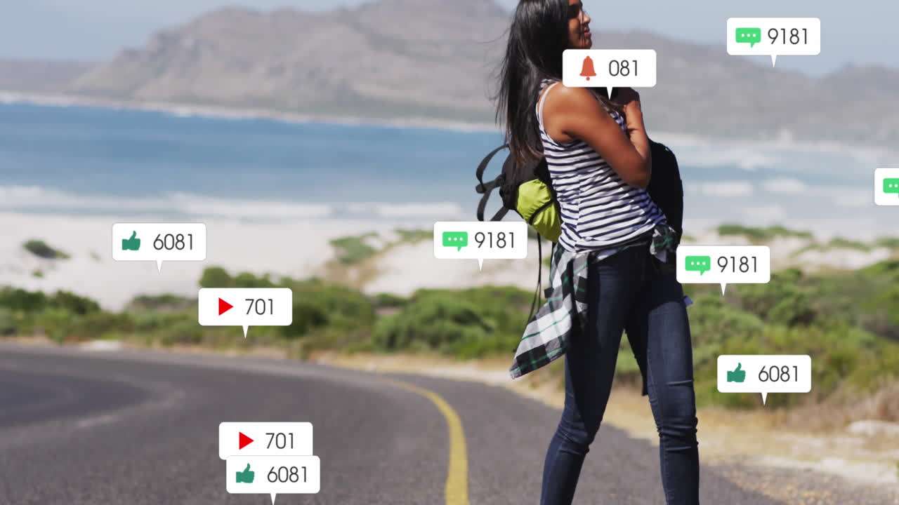 animación de barras de notificación sobre mujer biracial recogiendo bolsa de la carretera