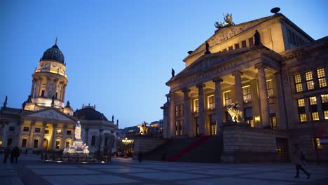 Außenweite-Aufnahme-Des-Konzerthauses-„Konzert“-In-Berlin,-Deutschland,-Bei-Nacht-2