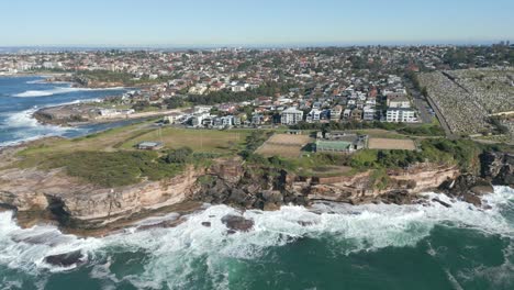 toma aérea de la costa de sydney y casas residenciales frente al mar en sydney, australia