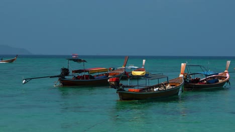 Traditionelle-Und-Ikonische-Longtail-boote-An-Einem-Leeren-Sandstrand-Auf-Der-Abgelegenen-Insel-Koh-Lipe-In-Thailand,-Nahe-Der-Malaysischen-Grenze