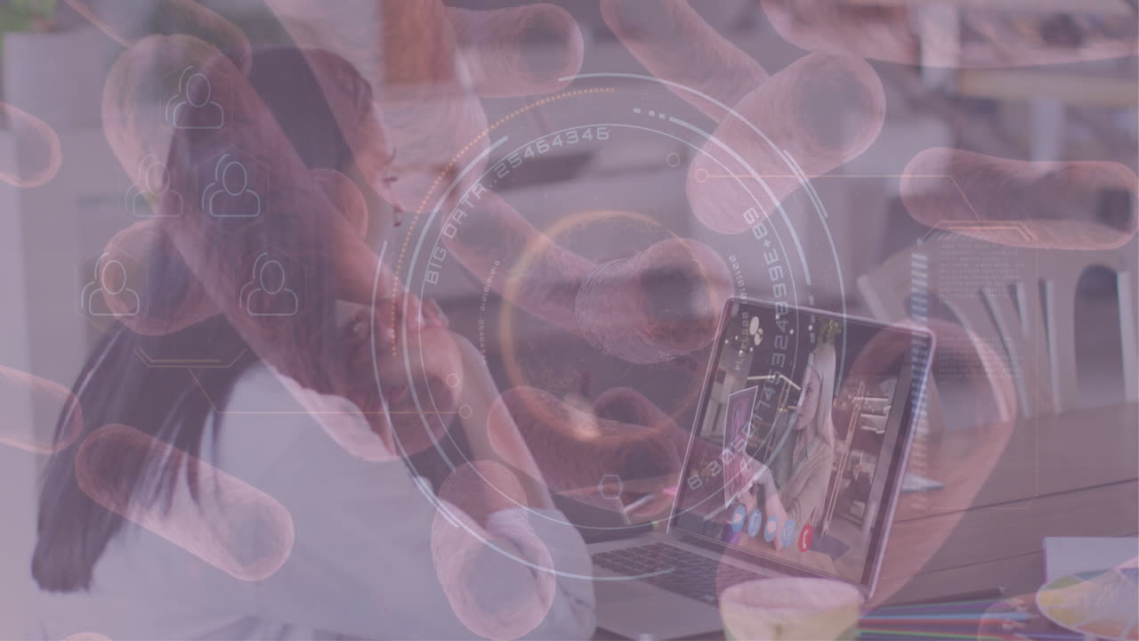 한 여성이 사무실에서 동료에게 전화를 걸어 코로나19 기간 동안 글로벌 비즈니스를 강조합니다.