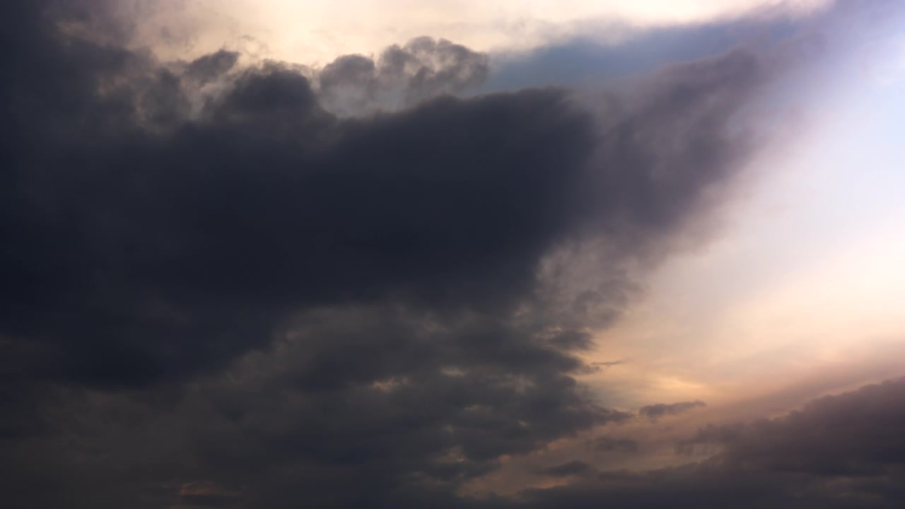 Rayos de sol brillando a través de nubes de tormenta
