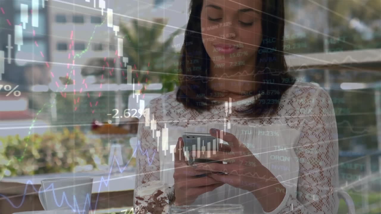 animación de procesamiento de datos financieros y mujer biracial con teléfono inteligente