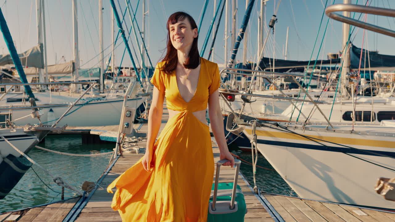 viaje en yate, maleta y viento con una mujer