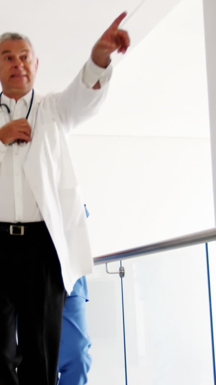 médicos y enfermeras corriendo en el pasillo del hospital