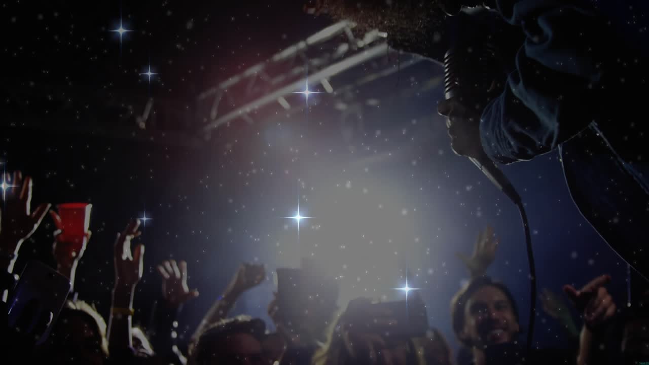 Émergeant dans une lumière pulsante, un artiste se penchant vers les fans, tenant un microphone et chantant pour une ambiance de concert