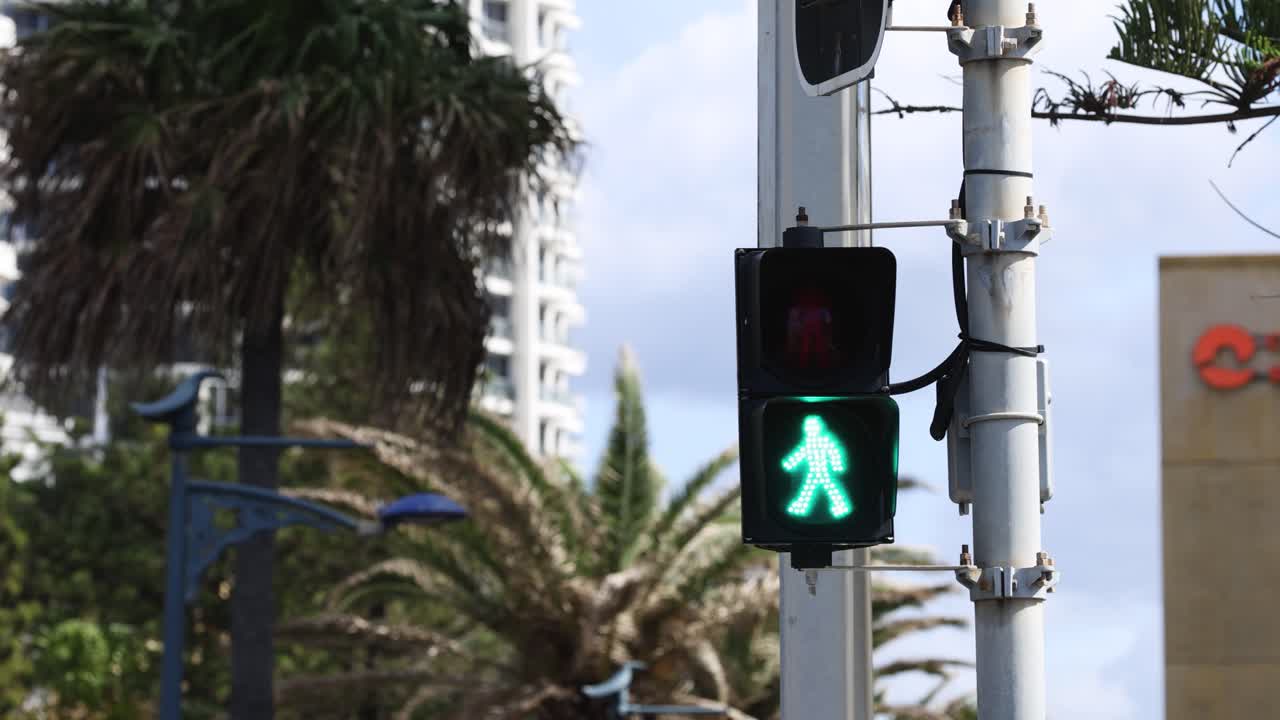 semáforo cambiando de rojo a verde